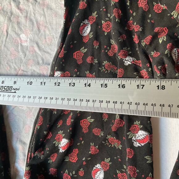 Junk Food Women’s Long Sleeve Rayon Wrap Blouse size L, Black & Red Roses - Picture 3 of 7